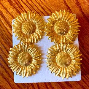 NWOT:4 piece curtain jewelry